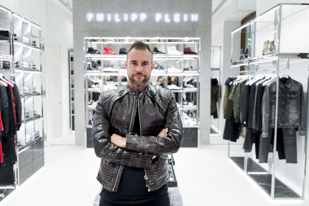 El diseñador de moda Philipp Plein es acusado de despedir a un empleado por ser gay y seropositivo