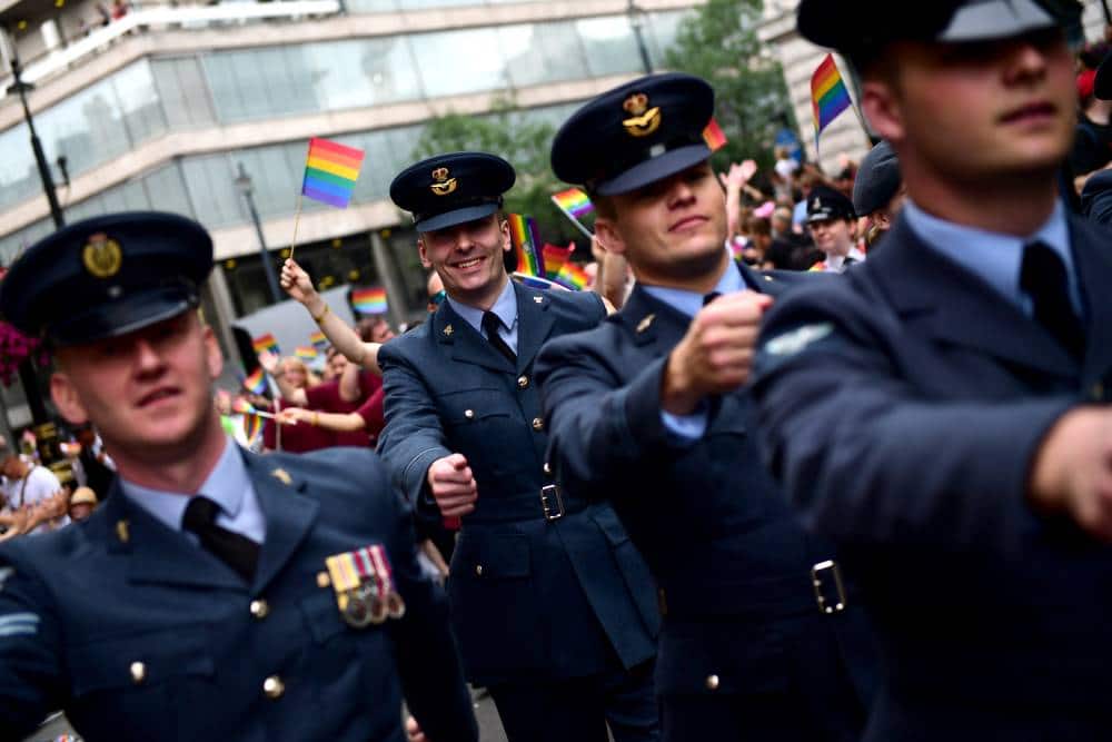 Soldados despedidos por ser gays recuperan sus medallas en UK