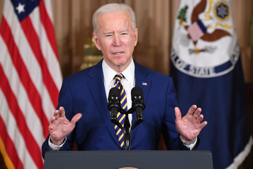 Biden retira el apoyo de la Casa Blanca a la prohibición del deporte trans