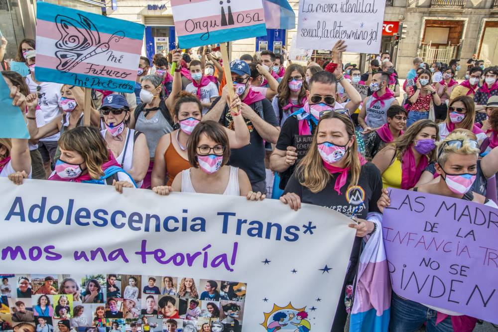 España impondrá multas masivas a quienes ofrezcan terapias de conversión. En el Reino Unido, Boris Johnson se queda callado.