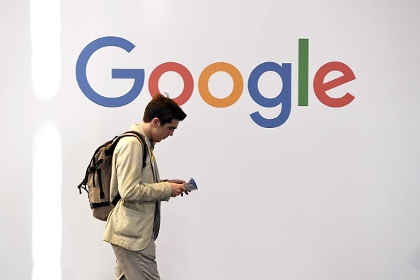 Google permitió a los empleadores y arrendadores discriminar a las personas no binarias