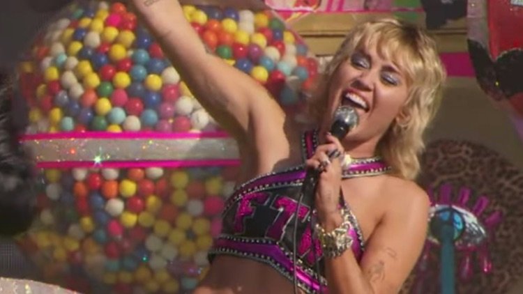 Miley Cyrus demostró la versatilidad de la música en la Super Bowl