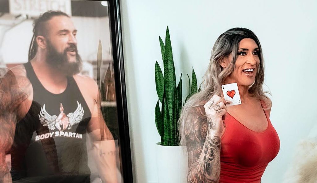 Gabbi Tuft leyend a de la WWE, se desnuda en busca de su auténtico yo