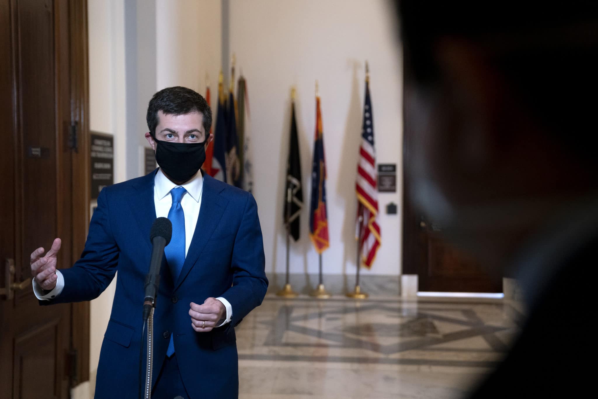 Pete Buttigieg acaba de hacer historia al convertirse en el primer funcionario del gabinete abiertamente gay confirmado por el Senado