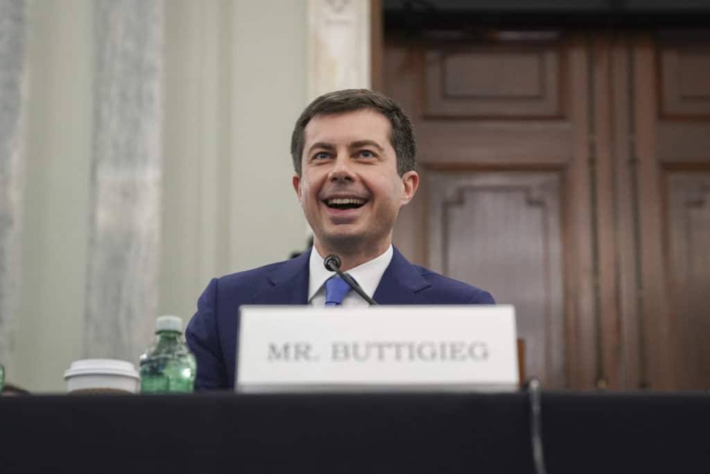 Pete Buttigieg acaba de hacer historia al convertirse en el primer funcionario del gabinete abiertamente gay confirmado por el Senado