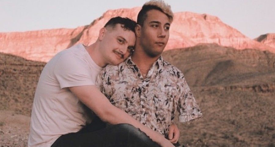 Un hombre gay que nació sin extremidades habla sobre su salida del armario