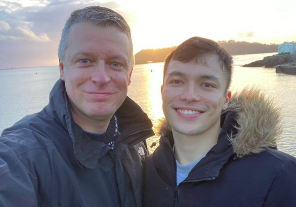 Un político es atacado por compartir una foto de su novio en San Valentín