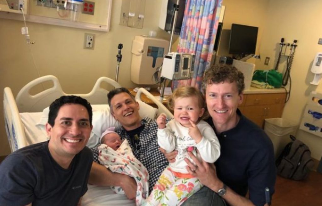 Una pareja de homosexuales se sincera sobre su histórica lucha para que los tres sean nombrados padres de sus hijos