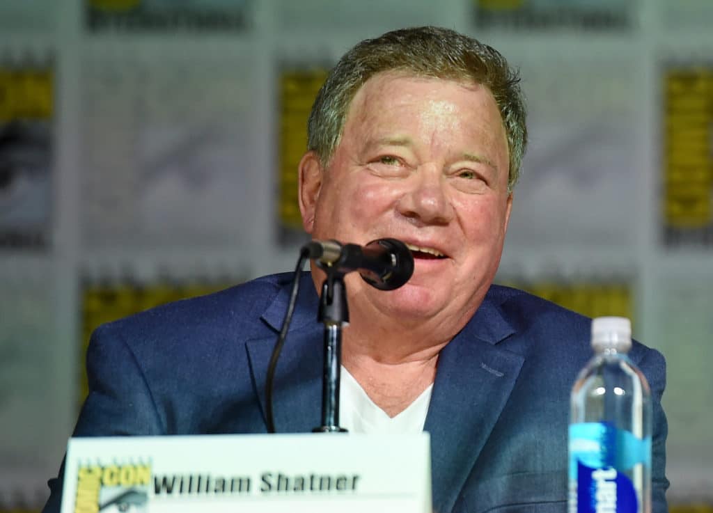 William Shatner llama "imbéciles" a los que creen que el capitán Kirk es bisexual