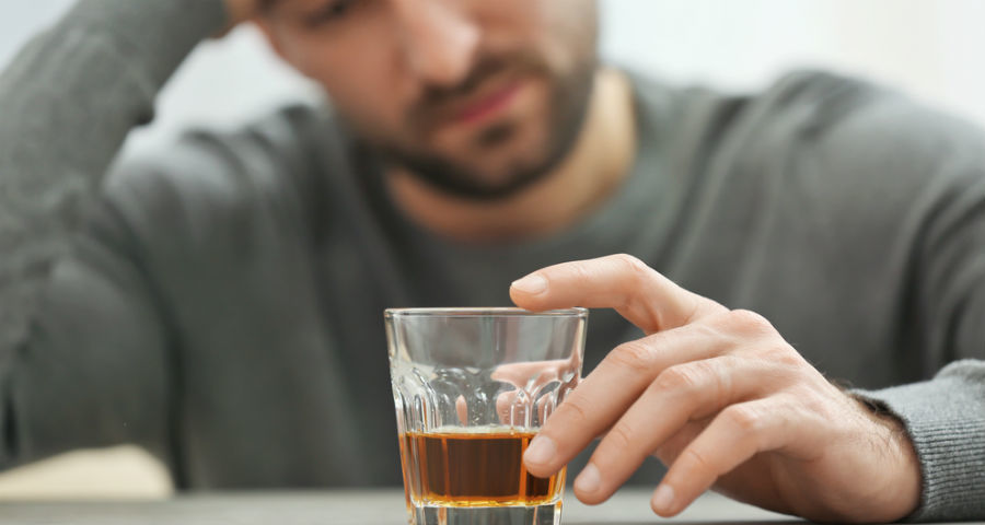 El consumo problemático de alcohol afecta de forma desproporcionada a las personas LGBTQ