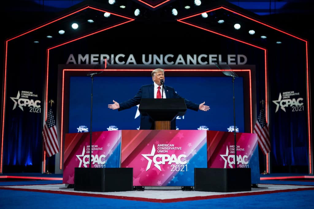 Donald Trump se burla de los deportistas trans en su primer discurso siniestro desde que dejó la Casa Blanca