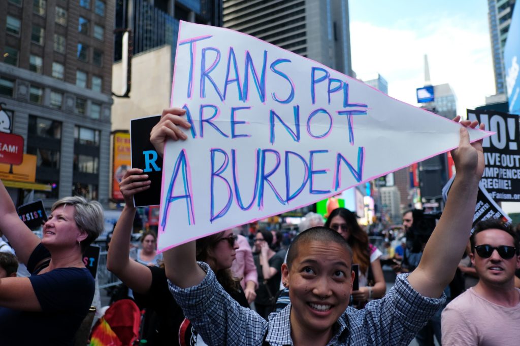 Dos tercios de las personas trans no se sienten seguras al salir del armario en el trabajo