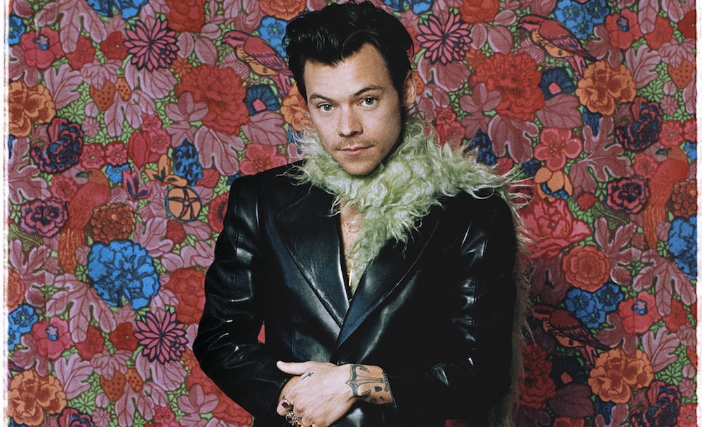 Harry Styles sirve no una, ni dos, sino tres icónicas boas de plumas en los Grammy... y las fans no pueden soportarlo