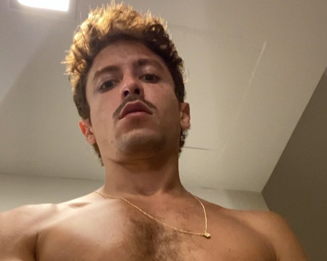 Instagram elimina a Jesuíta Barbosa por publicar fotos desnudo