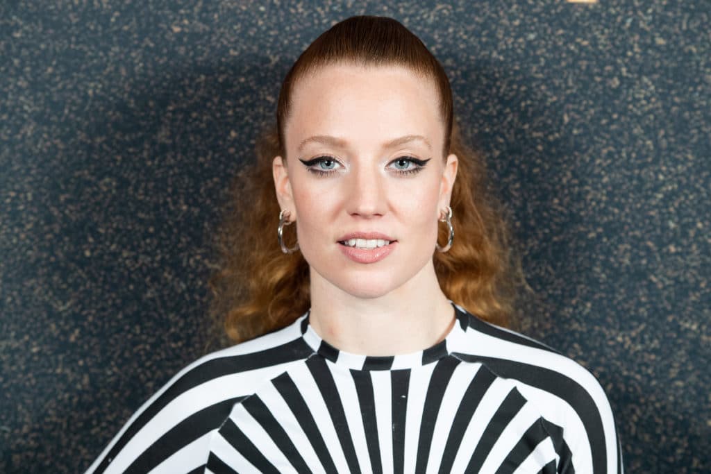 Jess Glynne de disculpa por usar un insulto transfóbico