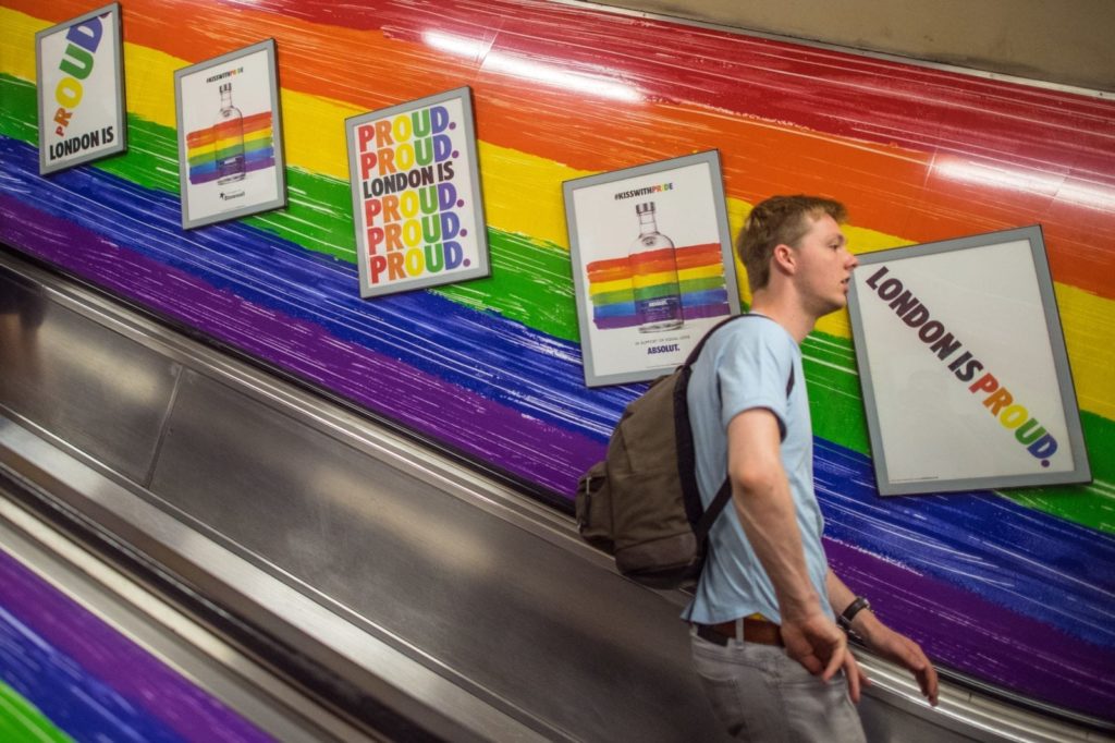La policía busca a dos hombres tras un impactante delito de odio homófobo en el metro de Londres
