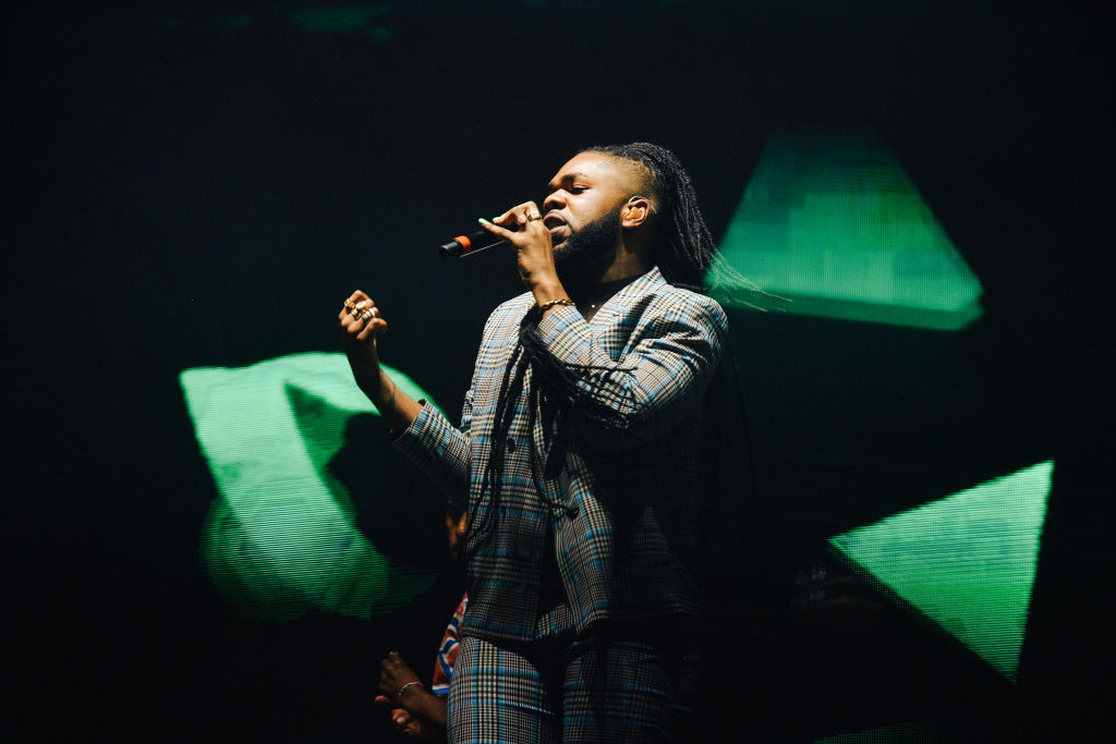 MNEK aborda la discriminación en la industria musical y explica por qué no está escribiendo un segundo álbum todavía