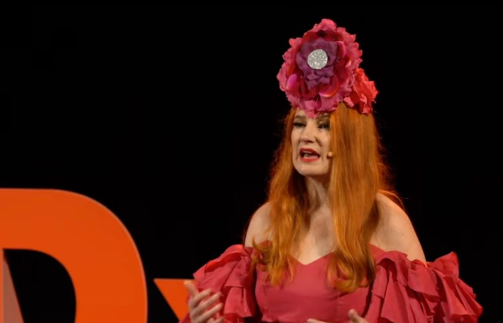 Una madre furiosa comparte el doloroso momento en que un hombre se rió de su hijo trans por mirar un vestido