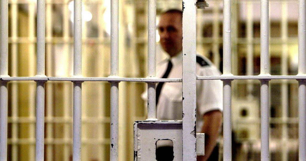 Una reclusa trans obligada a compartir celda con un violador y asesino convicto. La violó esa misma noche, según el tribunal