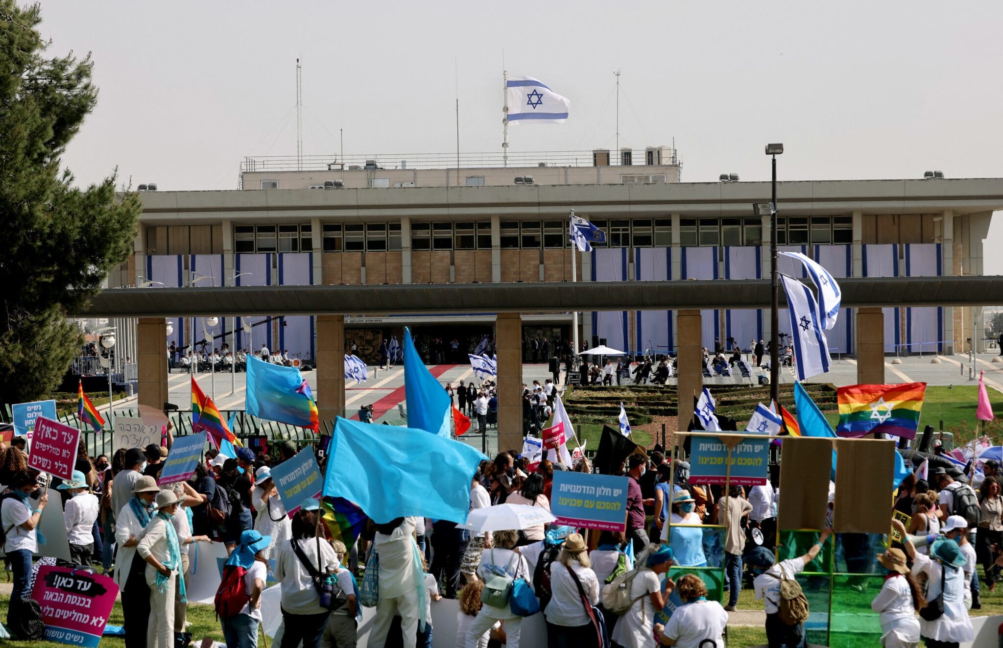 Cientos de personas protestan por la juramentación de homófobos descarados en el parlamento israelí