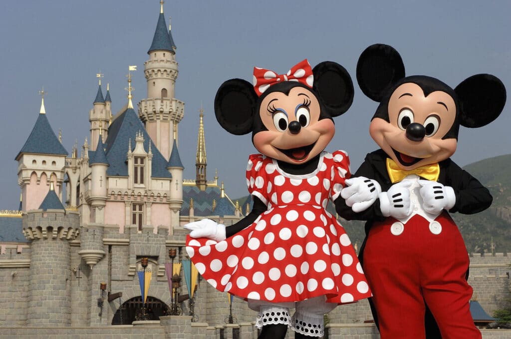 Disney abandona por fin los estrictos códigos de vestimenta de género para el personal de los parques temáticos