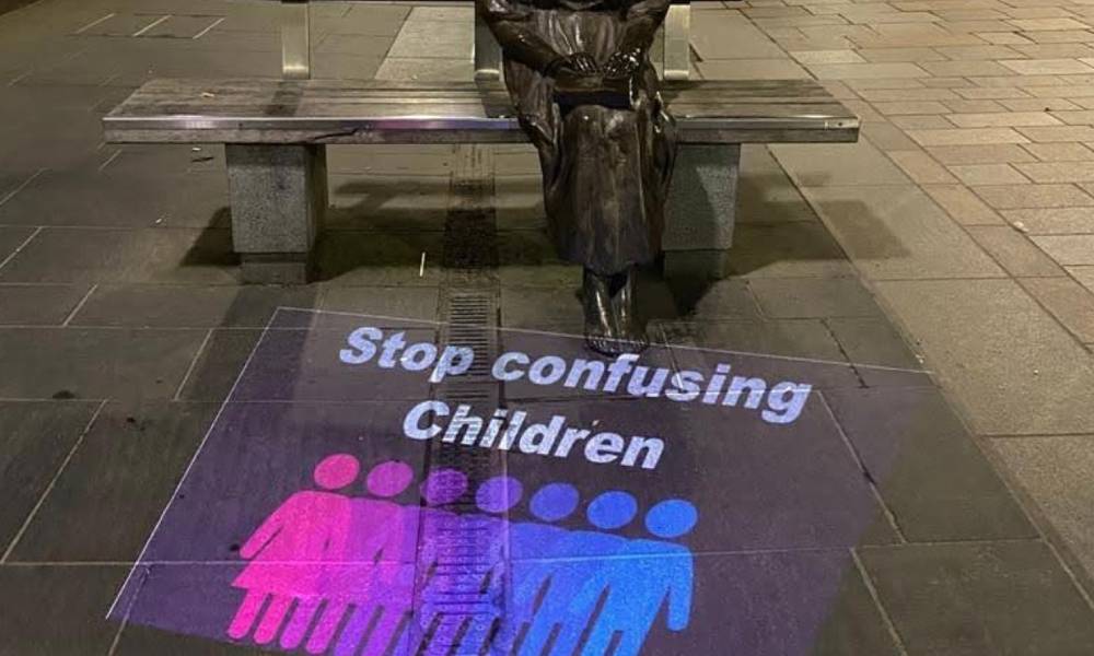 Aparece un mensaje tránsfobo en las calles de Escocia