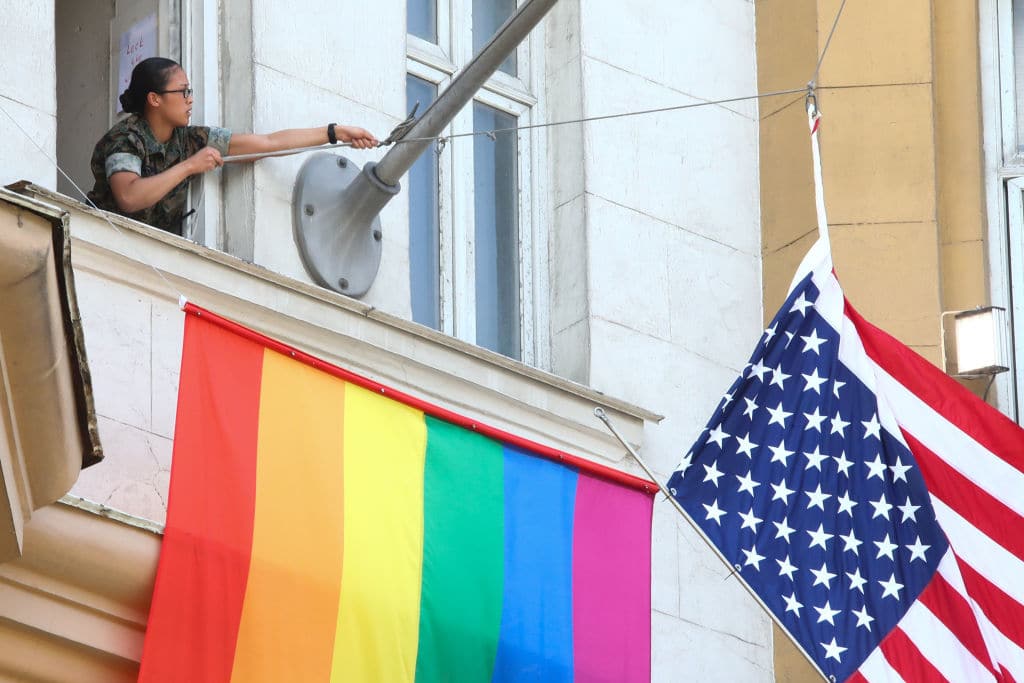 Joe Biden permite ondear la bandera del orgullo con la de EEUU