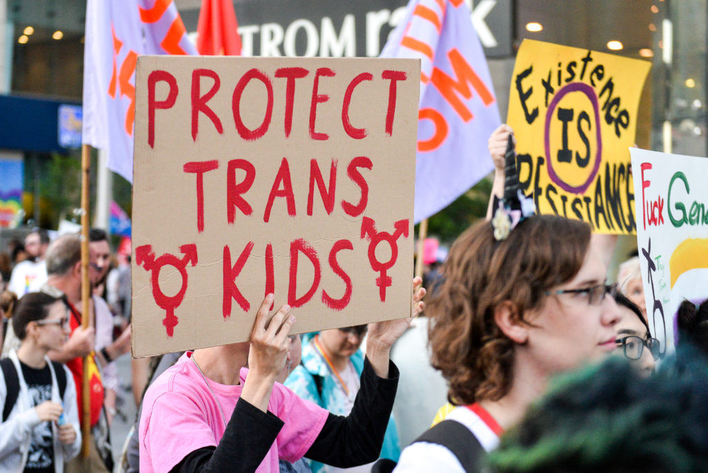 El impacto devastador de las prohibiciones sanitarias a los transexuales se confirma con una oleada de intentos de suicidio de adolescentes