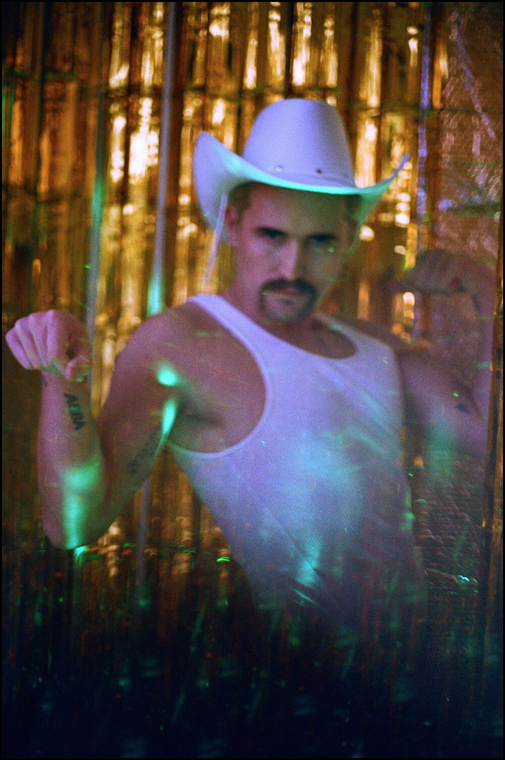 La sensación del pop gay, Tom Aspaul, habla de escribir para Kylie, de hacer un dúo con Kim Wilde y de hacer música disco para los gays