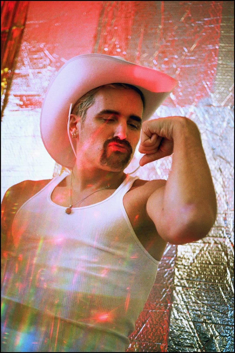 La sensación del pop gay, Tom Aspaul, habla de escribir para Kylie, de hacer un dúo con Kim Wilde y de hacer música disco para los gays