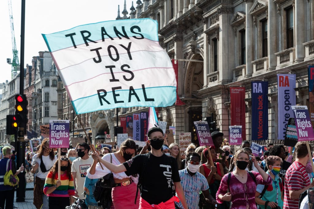 Los grupos del Orgullo del Reino Unido se unen contra la concesión del estatus de organización benéfica a la Alianza LGB antitrans.