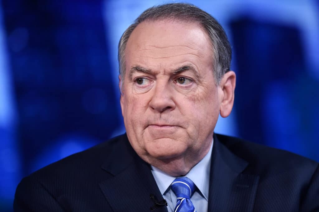 Mike Huckabee consiguió ser racista, transfóbico y antidemocrático en un solo tuit