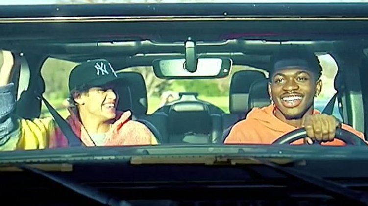 Lil Nas X se besa con Dominic Fike en un nuevo videoclip