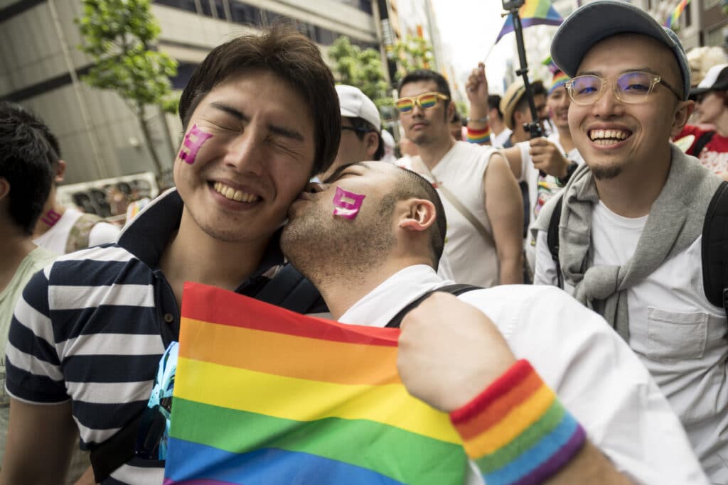 Tokio celebra el inicio del registro de familias homosexuales en medio de un llamamiento a la revisión de los derechos LGBT+.