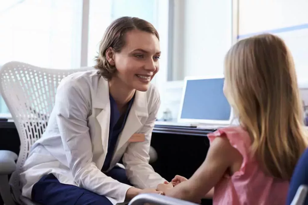 Un pediatra explica los beneficios de los bloqueadores de la pubertad para los niños trans