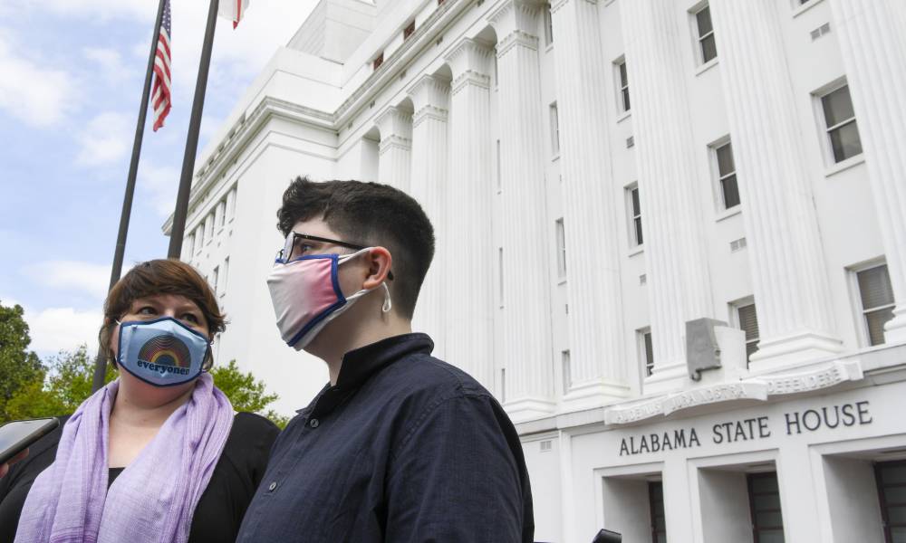 Una madre defiende los derechos trans en Alabama