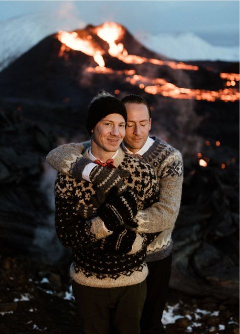 Una pareja de homosexuales celebra su amor contrayendo matrimonio junto a un volcán en erupción 
