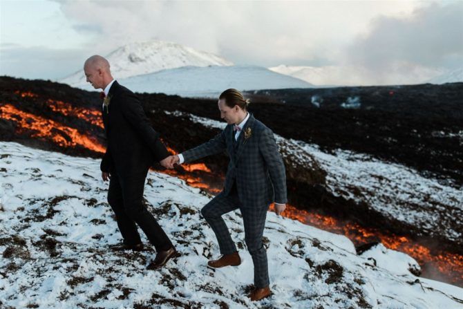 Una pareja de homosexuales celebra su amor contrayendo matrimonio junto a un volcán en erupción