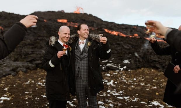 Una pareja de homosexuales celebra su amor contrayendo matrimonio junto a un volcán en erupción
