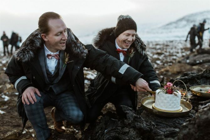 Una pareja de homosexuales celebra su amor contrayendo matrimonio junto a un volcán en erupción 