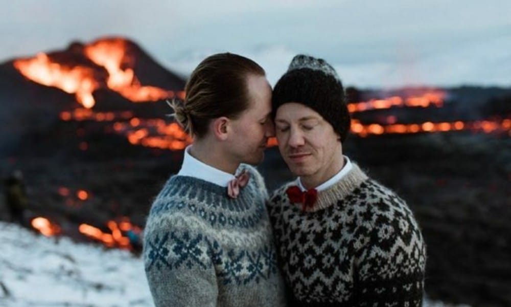 Una pareja de homosexuales celebra su amor contrayendo matrimonio junto a un volcán en erupción