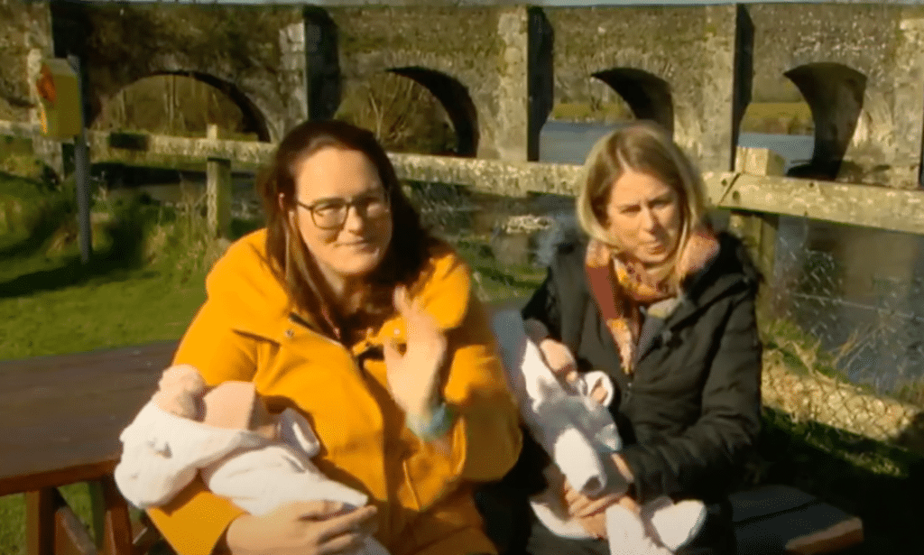 Una pareja del mismo sexo en Irlanda hace historia al ser nombrados ambos como padres en los certificados de nacimiento de las gemelas