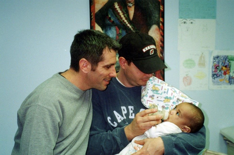 Una pareja gay se convierte en padre tras encontrar a un bebé recién nacido abandonado en el metro