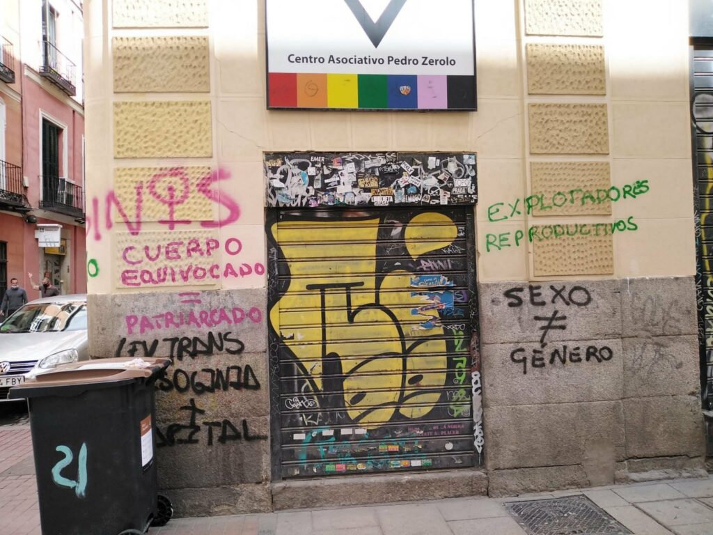 Unos vándalos enfermos pintan un centro LGBT+ con grafitis transfóbicos en medio de la lucha española por los derechos de las personas trans