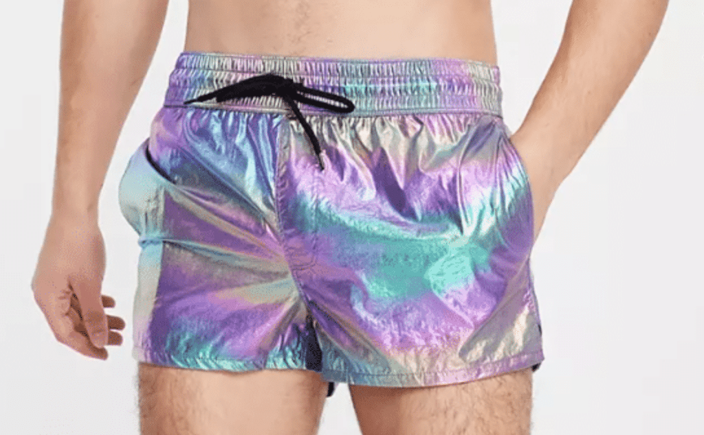 12 favorecedores y vibrantes shorts de baño que definitivamente necesitas en tu vida este verano - incluyendo a Fendi