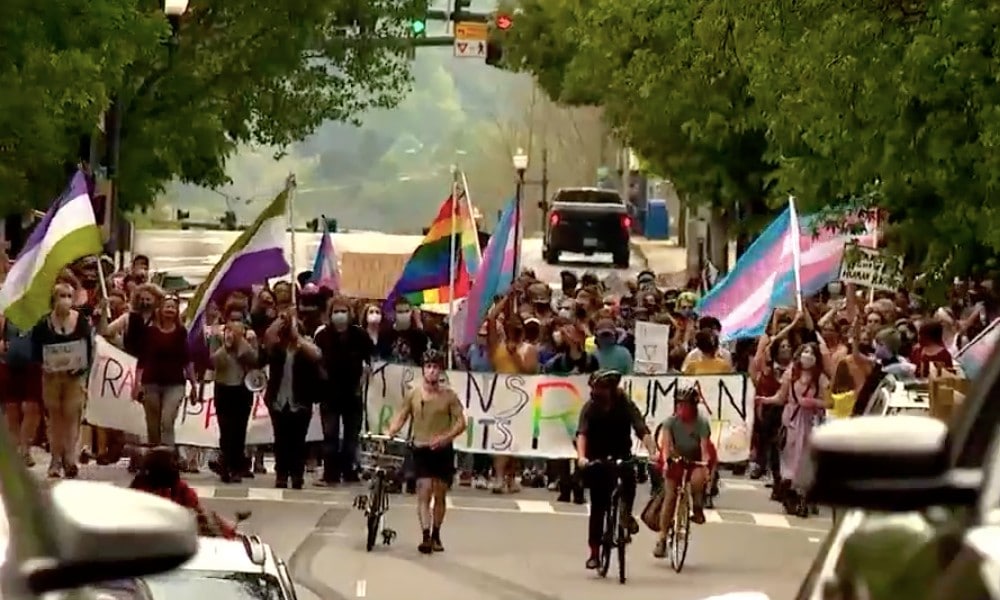 Manifestaciones contra las leyes antitrans en EEUU