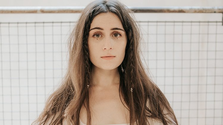 La cantante Dodie se enfrenta a la bifobia con su música
