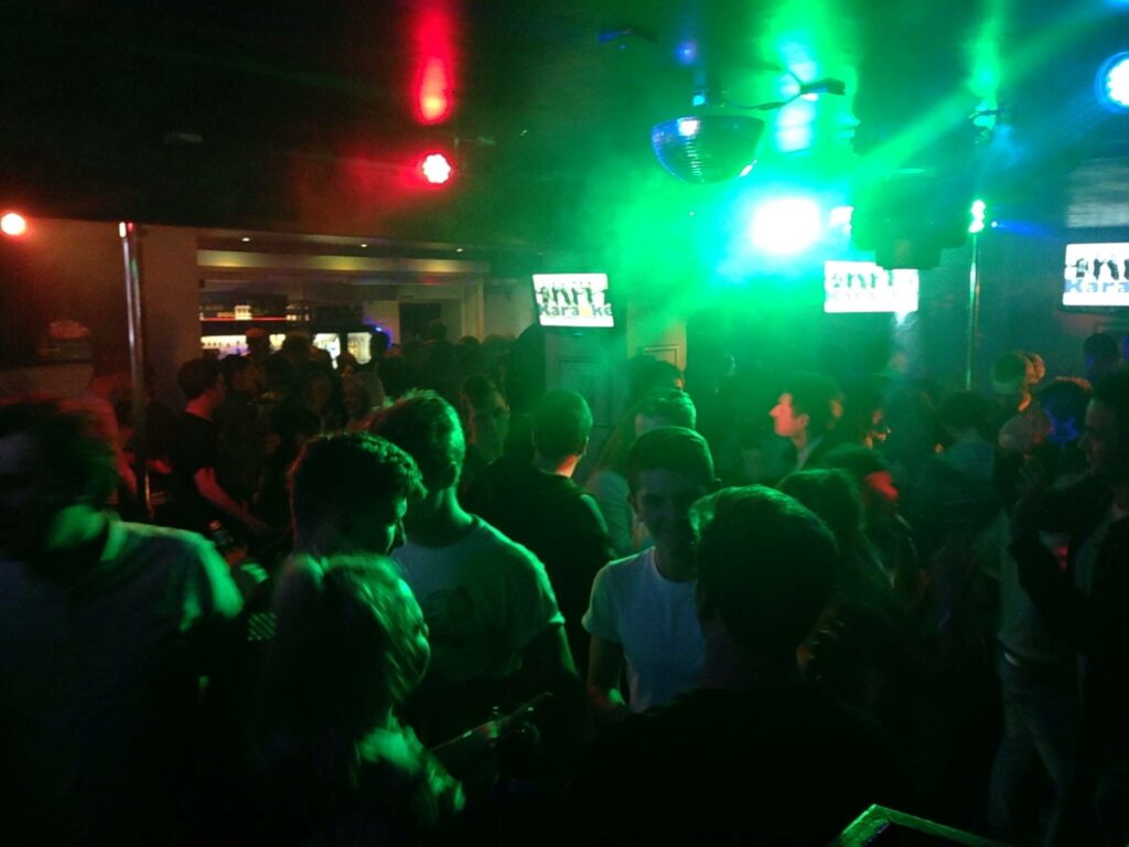 Discoteca acusada de homofobia tras prohibir el PDA que