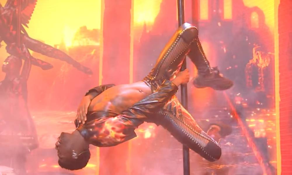 El vídeo del ensayo de baile en barra de Lil Nas X en el SNL muestra cómo las cosas podrían haber sido más calientes si sus pantalones no se hubieran roto