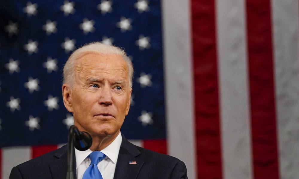 Joe Biden restablece las protecciones sanitarias LGBT+